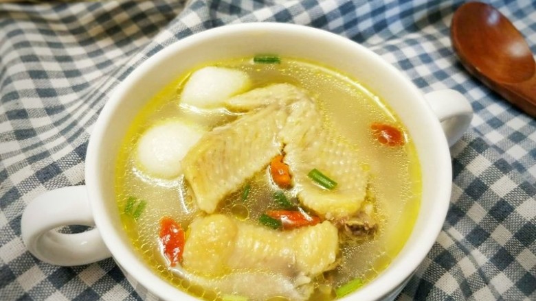 鸡汤米粉丸子,香气扑鼻的<a style='color:red;display:inline-block;' href='/shicai/ 7969'>老母鸡</a>汤做好啦,不用过多的调料都很鲜美!已经迫不及待的想喝啦!