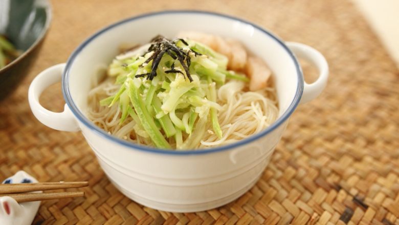 低脂什蔬米线,碗里摆上入米线,浇上高汤