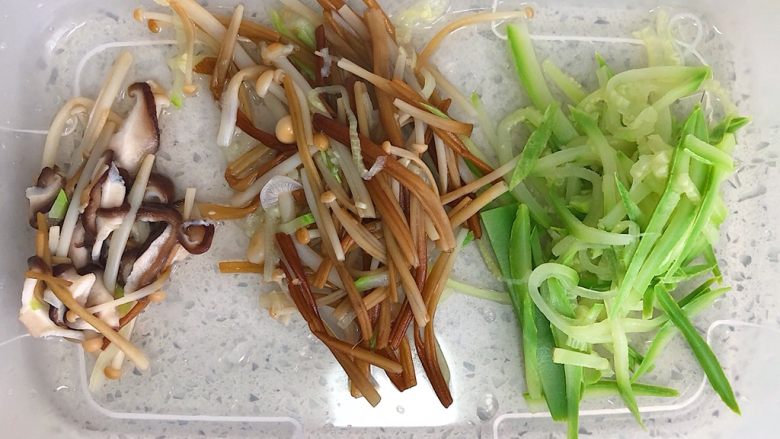 低脂什蔬米线,锅内倒水煮沸,依次入切好的蔬菜煮熟捞出备用。