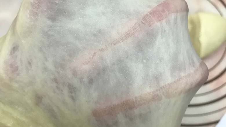奶香椰蓉面包,揉至可拉出结实薄膜。