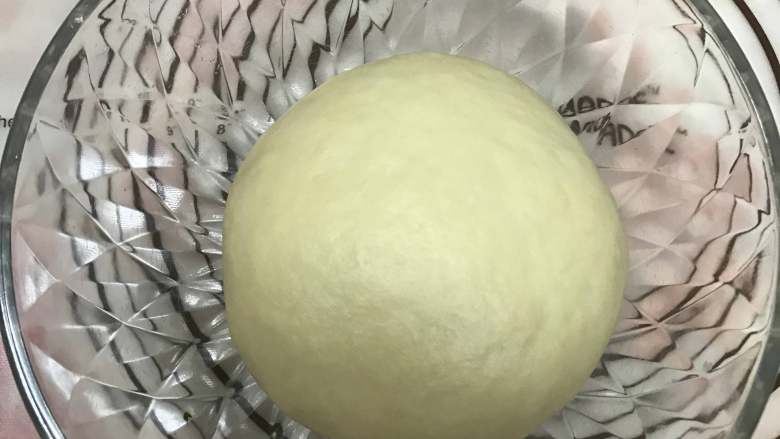 奶香椰蓉面包,放入盆中,盖上保鲜膜,室温发酵至2倍大。