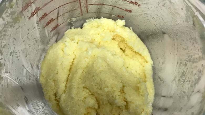 奶香椰蓉面包,加入椰蓉,拌匀即可。分成6等分,盖上保鲜膜备用。