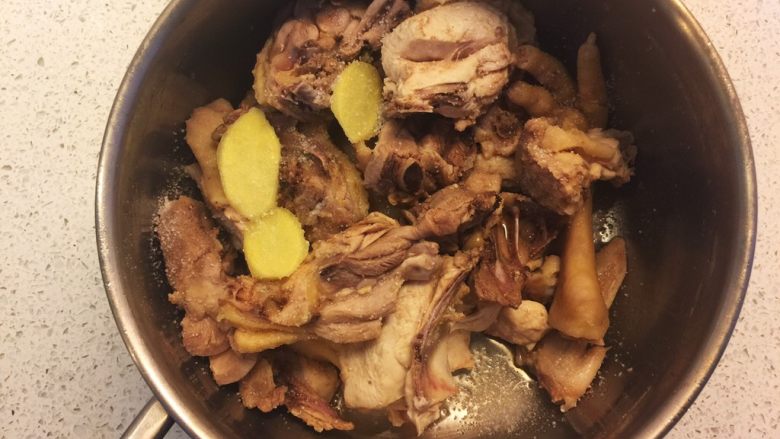 虫草花汽锅鸡,飞好水的鸡块下适量盐和糖,再下一点料酒,搅拌均匀,腌制半小时。