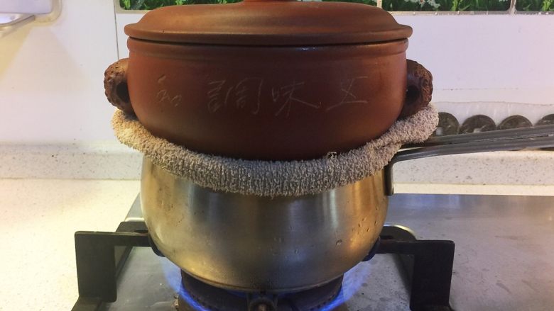 虫草花汽锅鸡,取一奶锅,口径刚好比蒸汽锅小些,锅中添满水,锅口围一圈毛巾。汽锅架在毛巾上,盖上盖子,烧开水后转中小火慢慢蒸2个小时。