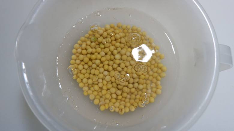 栗子燕麦豆浆,放水中浸泡6个小时以上,建议放冰箱冷藏浸泡过夜
