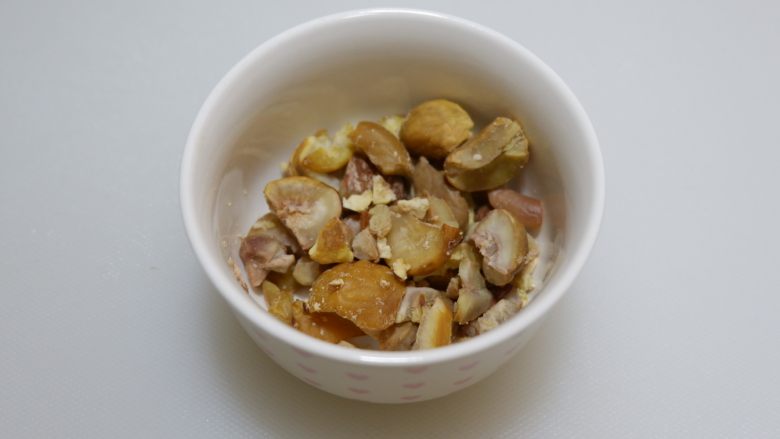 栗子燕麦豆浆,熟栗子切成小块