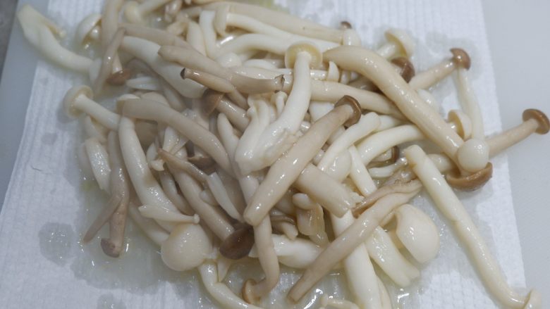 金沙双菇,取出沥干油,放在吸油纸上吸走多余油份