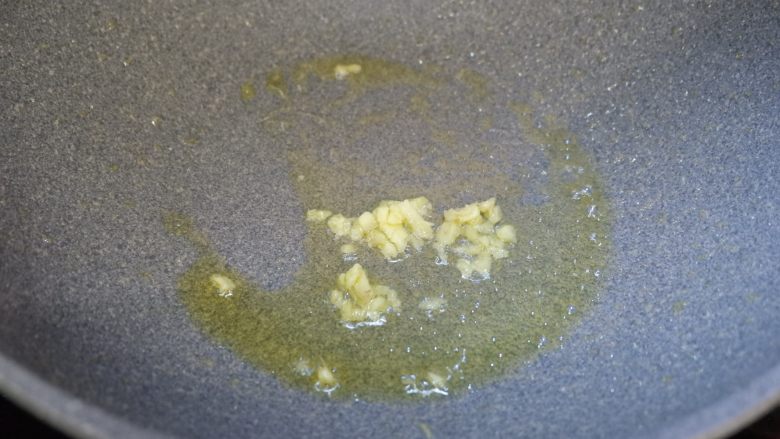 金沙双菇,重新起锅热油,先放入姜末炒香。