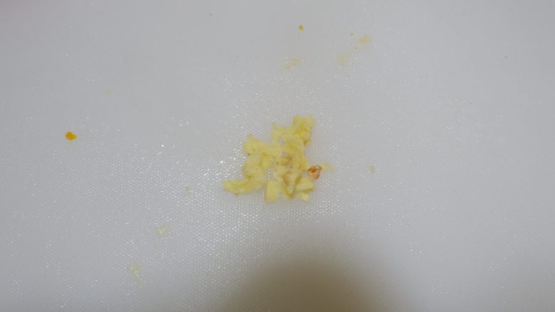 金沙双菇,姜去皮拍碎,切成末备用
