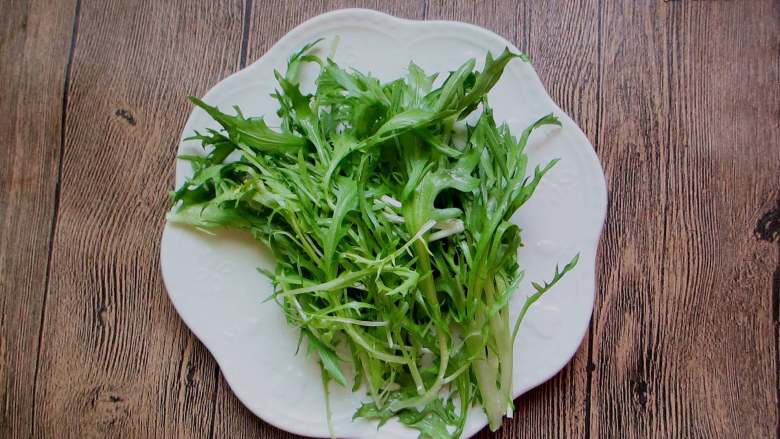 黑椒牛排,<a style='color:red;display:inline-block;' href='/shicai/ 3320'>苦菊</a>去根,用盐水清洗干净待用