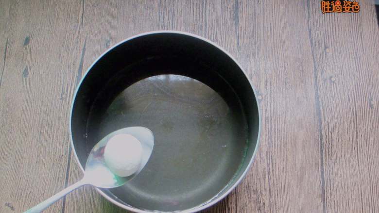 干吃汤圆,烧一锅水,准备煮<a style='color:red;display:inline-block;' href='/shicai/ 555'>汤圆</a>