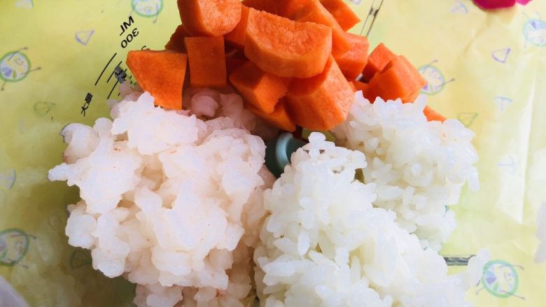 虾肉圈,依次加入米饭,切好胡萝卜