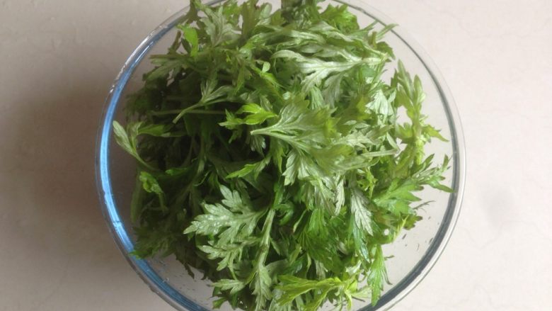 清明时节艾糍香,新鲜艾草买回来洗多几遍,留嫩叶去梗