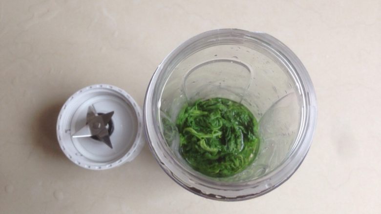 清明时节艾糍香,将煮过的艾叶捞起来后拧干水份,加190克水,放入料理杯