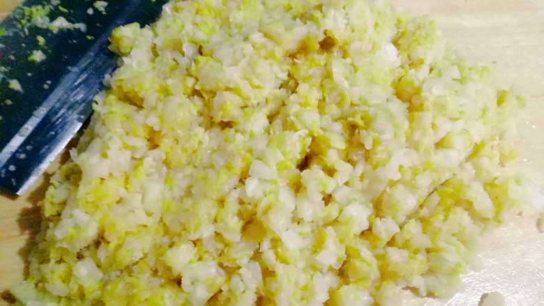酸菜鲜肉蒸饺(内附冰花煎饺的制作),<a style='color:red;display:inline-block;' href='/shicai/ 3361'>酸菜</a>剁碎切末