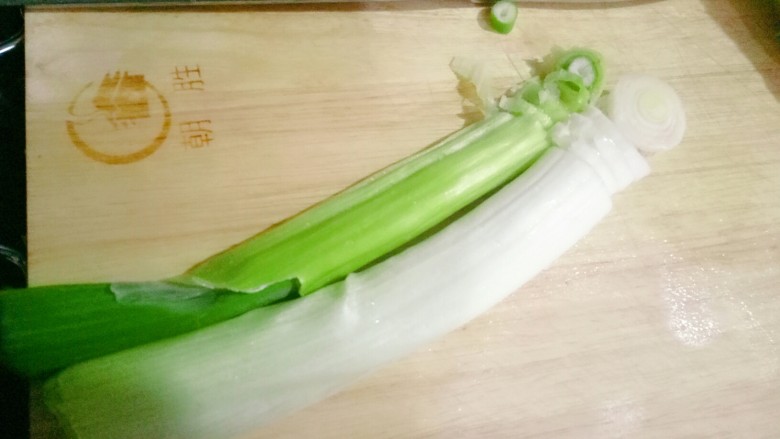 酸菜鲜肉蒸饺（内附冰花煎饺的制作）,准备一些大葱切末