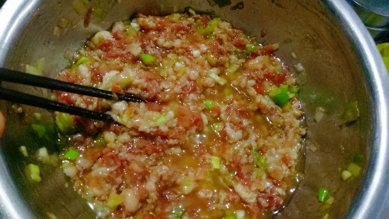 酸菜鲜肉蒸饺(内附冰花煎饺的制作),用筷子顺着一个方向搅打上劲,多搅打一会,大约五分钟左右,此步骤特别的虐胳膊,最后饺子馅好不好吃在此一举😂(然后是放一旁腌制20分钟)