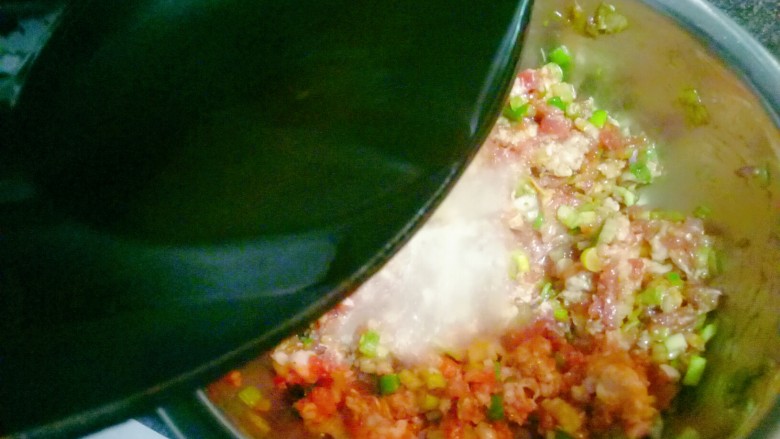酸菜鲜肉蒸饺(内附冰花煎饺的制作),烧一些热油,五成热时倒入饺子馅中。