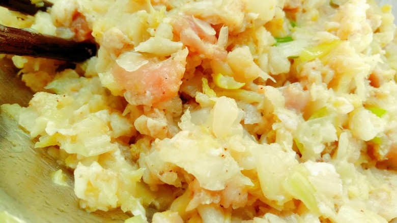 酸菜鲜肉蒸饺(内附冰花煎饺的制作),腌好的肉馅放入酸菜拌匀