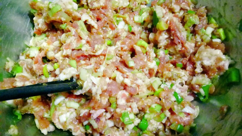 酸菜鲜肉蒸饺(内附冰花煎饺的制作),用筷子搅拌均匀