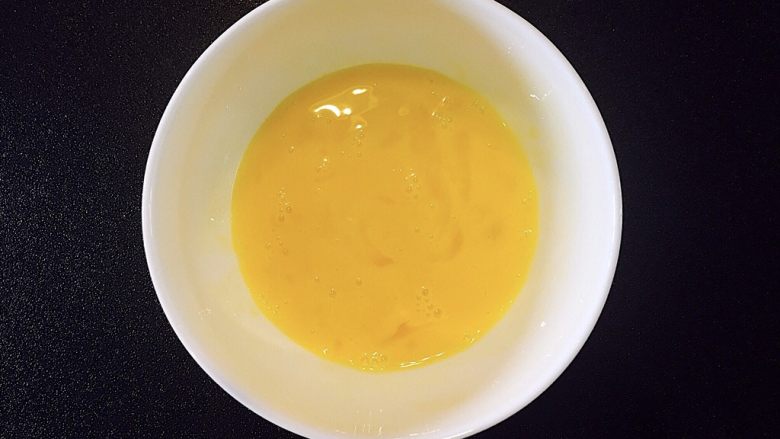 宝宝爱吃的香蕉牛奶松饼,将鸡蛋打散，起泡即可。