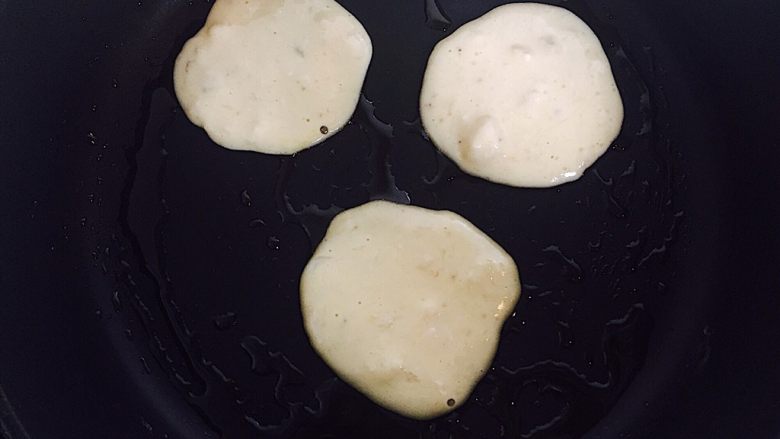 宝宝爱吃的香蕉牛奶松饼,平底不粘锅烧热，刷一层油，开小火，用勺子舀起面糊，待起泡翻至另一面。