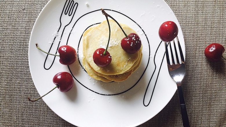 宝宝爱吃的香蕉牛奶松饼,撒上糖粉，即可。