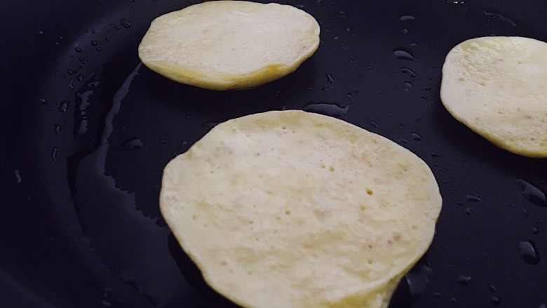 宝宝爱吃的香蕉牛奶松饼,小火继续煎，直至两面金黄。