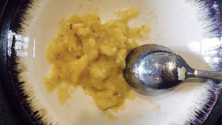 宝宝爱吃的香蕉牛奶松饼,香蕉打成泥，可用搅拌机搅拌成泥，也可以用勺子碾碎