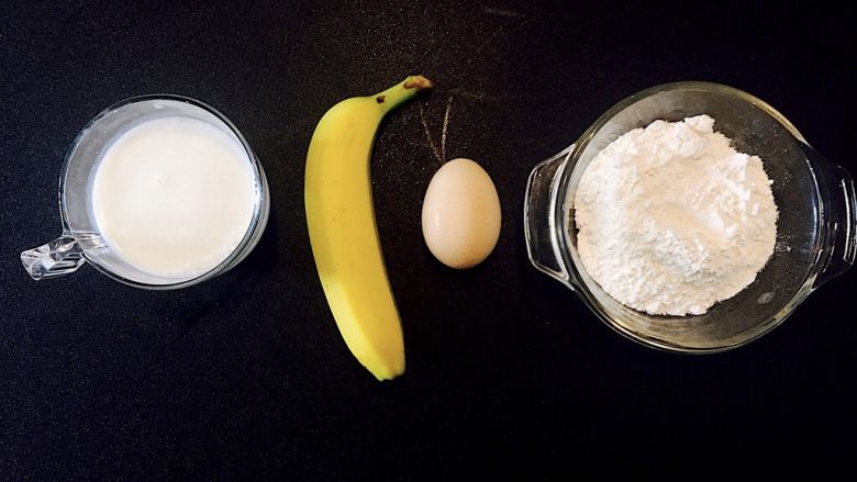 宝宝爱吃的香蕉牛奶松饼,准备<a style='color:red;display:inline-block;' href='/shicai/ 219'>牛奶</a>，<a style='color:red;display:inline-block;' href='/shicai/ 610'>香蕉</a>，<a style='color:red;display:inline-block;' href='/shicai/ 9'>鸡蛋</a>，<a style='color:red;display:inline-block;' href='/shicai/ 519'>面粉</a>