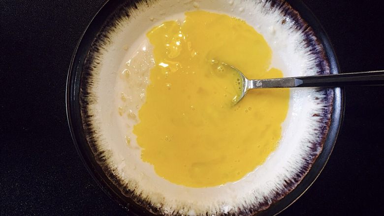 宝宝爱吃的香蕉牛奶松饼,将鸡蛋倒入拌好的香蕉面糊