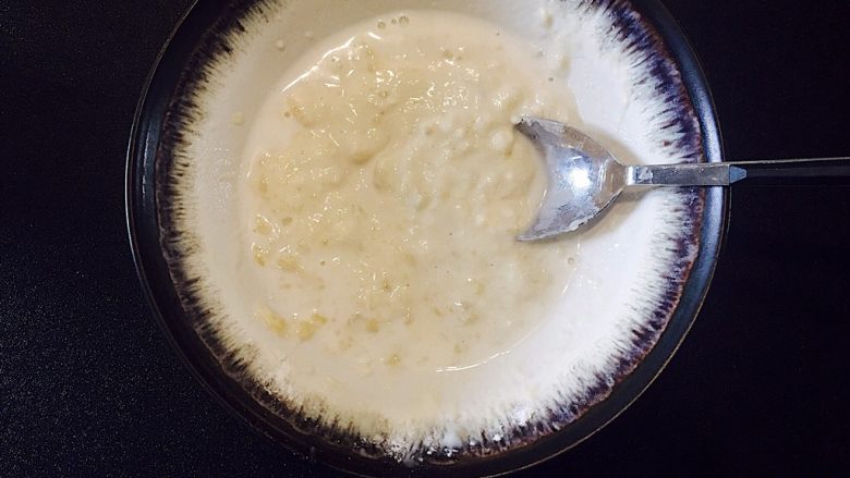 宝宝爱吃的香蕉牛奶松饼,将面粉加入香蕉泥中，加入牛奶，少量糖，待用