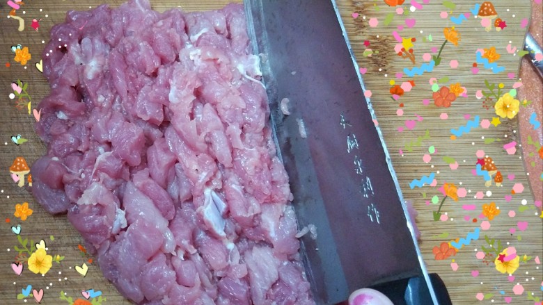 大盆西红柿意大利面,剁肉,因为喜欢吃肉,所以没剁成肉末