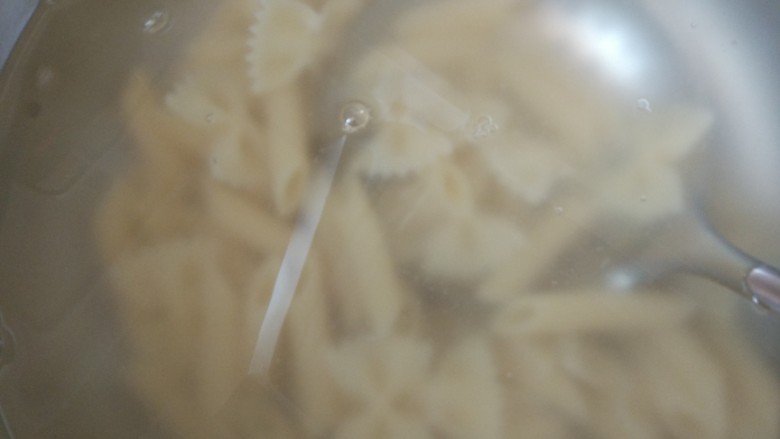 大盆西红柿意大利面,意大利面过水煮一下,但是别太久,免得面太软