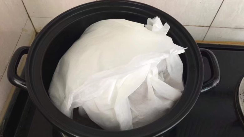 砂锅盐焗鸡,放入包好的鸡。