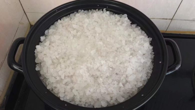 砂锅盐焗鸡,把剩余的海盐铺在鸡身上。