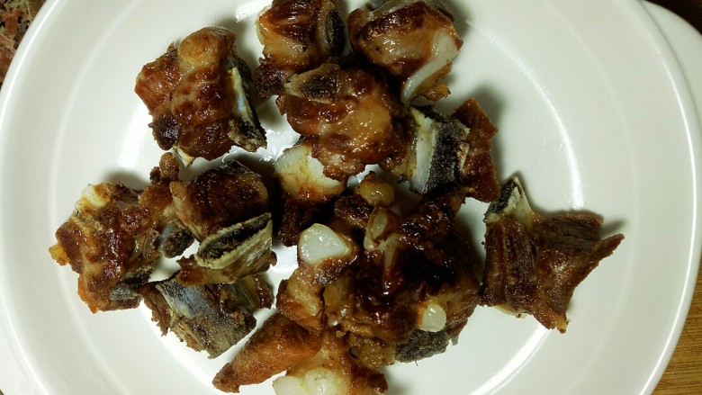 甜烧排骨,沥干备用