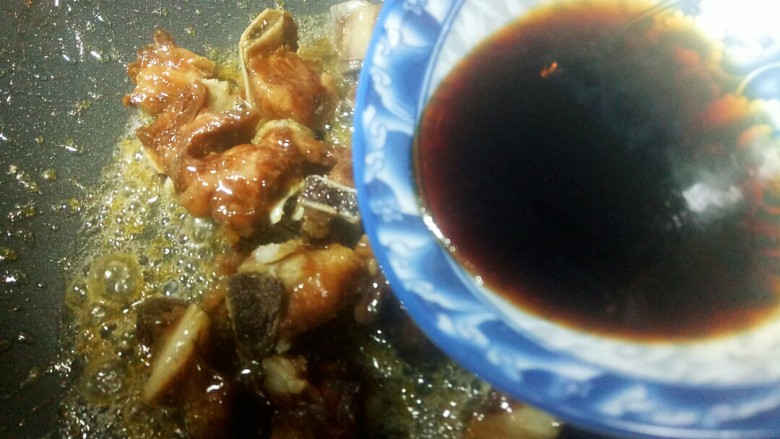 甜烧排骨,加酱油 醋 另外加适量盐  开水
