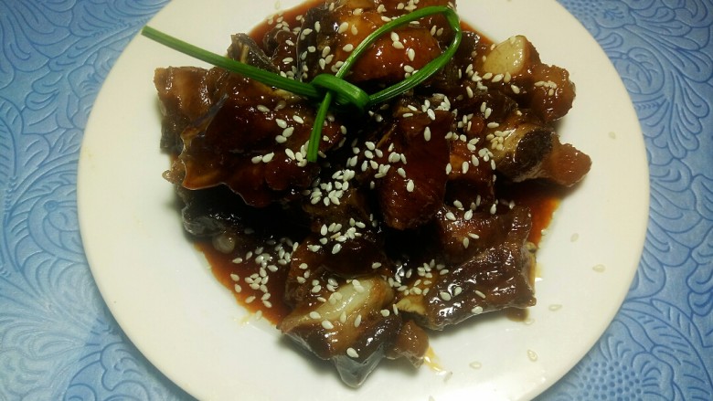 甜烧排骨,盛盘，撒适量<a style='color:red;display:inline-block;' href='/shicai/ 678'>白芝麻</a>就可以吃咯