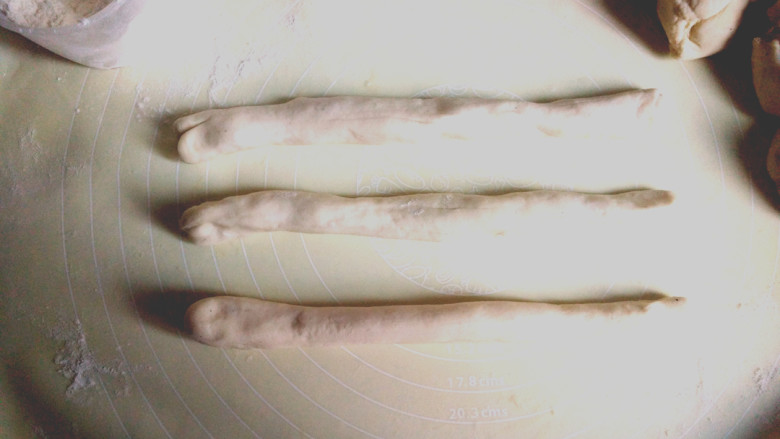 ~枣花馒头,取其中一个剂子,分三等分,搓成长条。