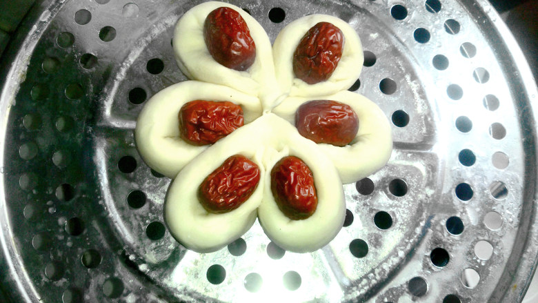 ~枣花馒头,放在抹油的蒸格上,蒸十五分钟到二十分钟。