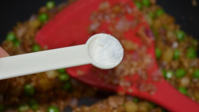 懒人美食之~肉末洋葱双豆焖饭,翻炒均匀,加入盐