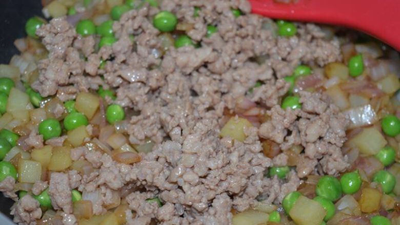 懒人美食之~肉末洋葱双豆焖饭,加入肉末,翻炒均匀