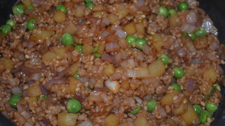 懒人美食之~肉末洋葱双豆焖饭,翻炒均匀,盛起,放入电饭锅