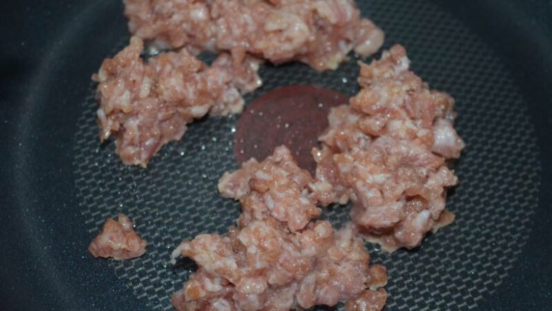 懒人美食之~肉末洋葱双豆焖饭,中火热锅,放入肉末