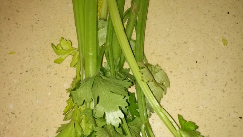 芹菜炒鸡蛋,<a style='color:red;display:inline-block;' href='/shicai/ 125'>芹菜</a>去叶洗干净