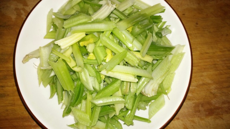芹菜炒鸡蛋,切条，歇着切，这样入味