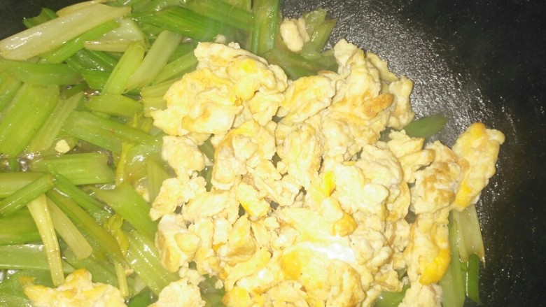 芹菜炒鸡蛋,最后加鸡蛋，记得放盐
