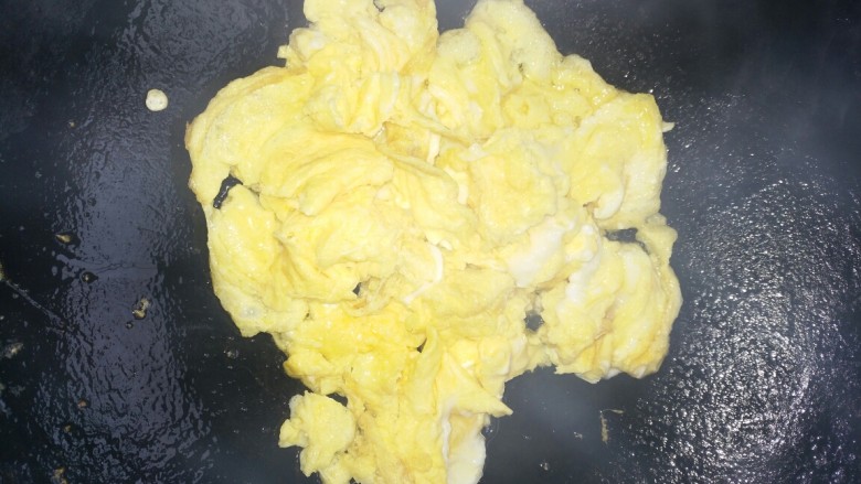 芹菜炒鸡蛋,锅里加油炒蛋液