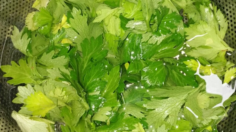 芹菜炒鸡蛋,去了芹菜叶，别丢可着做汤或者摊饼